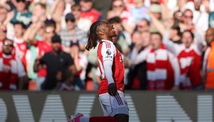 Penyerang Arsenal, Eberechi Eze merayakan golnya ke gawang Newcastle, Minggu (26/4/2026) (AP Photo/Ian Walton)