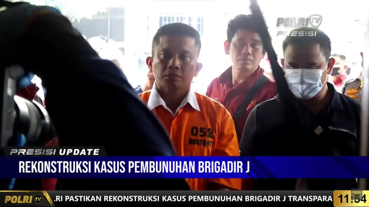 Tersangka Ferdy Sambo mengenakan baju tahanan saat rekonstruksi kasus pembunuhan Brigadir J. (Polri TV)