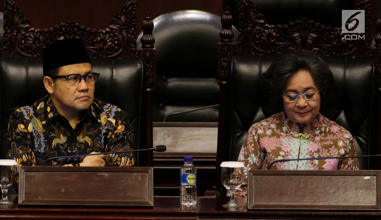 Wakil Ketua MPR Muhaimin Iskandar atau Cak Imin (kiri) serta Meutia Hatta (kanan) saat dialog kebangsaan di Jakarta, Kamis (12/7). Menurut Cak Imin, rumusan asli kemerdekaan bangsa Indonesia sangat fundamental dan filosofis. (Liputan6.com/JohanTallo)