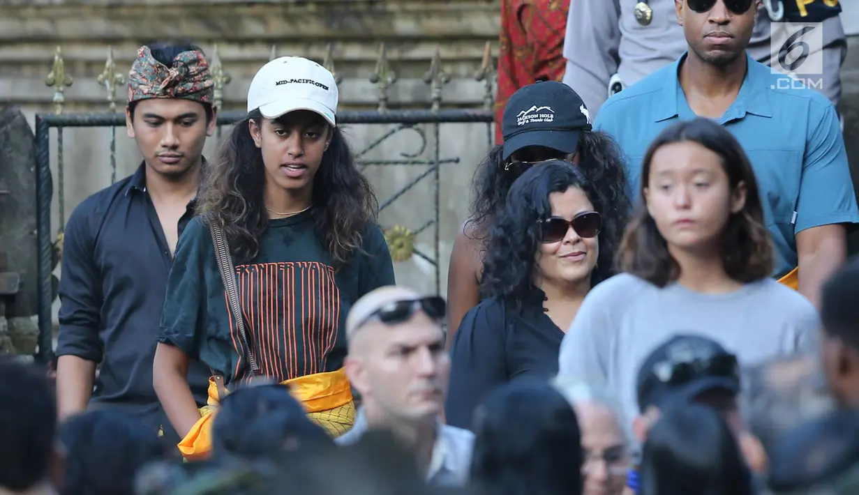 Anak Presiden ke-44 AS Barack Obama, Malia Obama, mengunjungi Pura Tirta Empul, Tampaksiring, Gianyar, Bali, Selasa (27/6). Sama seperti pengunjung pura pada umumnya, Malia Obama pun mengenakan sarung warna kuning.  (Liputan6.com/Immanuel Antonius)