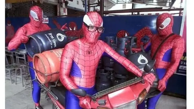 6 Kelakuan Bapak-Bapak Bawa Tabung Gas Pakai Motor Ini Bikin Heran