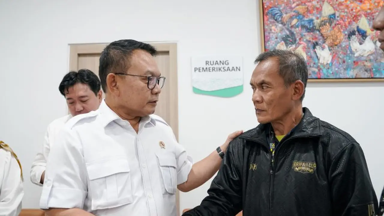 Kepala Staf Kepresidenan Dudung Abdurachman Dudung menjenguk YTR di Rumah Sakit Hasan Sadikin
