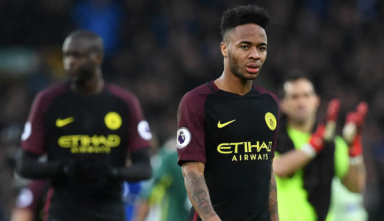 Gelandang Manchester City, Raheem Sterling, tampak kecewa usai takluk dari Everton. Kekalahan ini membuat City turun ke posisi lima klasemen Liga Inggris, sementara Everton masih tertahan di urutan ketujuh. (AFP/Paul Ellis)