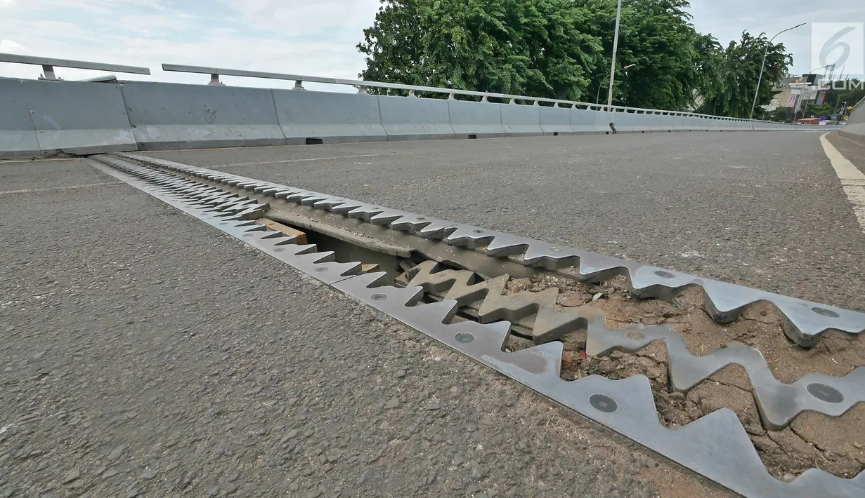Penampakan retakan yang terjadi di flyover Cengkareng, Jakarta, Kamis (27/12). Terdapat celah pada retakan itu yang dapat melihat bagian bawah jembatan. (Liputan6.com/Herman Zakharia)