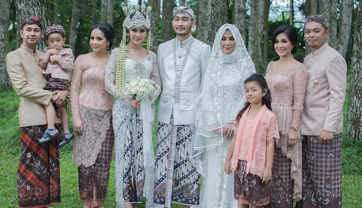 “Mama yakin, papa jg pasti bangga dan bahagia melihat anak-anak semua hari ini. Doa dan harapan mama selalu menyertai setiap langkah kalian,” tutup Amy Qanita di akhir tulisannya. (Instagram/amy_r_qanita)