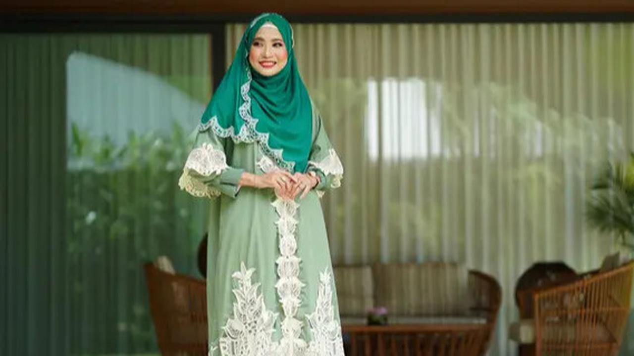 8 Inspirasi Model Gamis Terbaru untuk Wanita Usia 60-an, Modis dan Nyaman Dipakai Sepanjang Hari