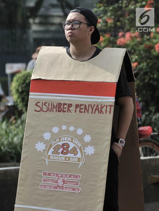 Mahasiswa memakai kardus bertuliskan bahaya merokok di car free day (CFD), Jakarta, Minggu (6/5). Dalam aksinya, mahasiswa menolak RUU Pertembakauan. Dalam aksinya, mahasiswa menolak RUU Pertembakauan. (Merdeka.com/Iqbal Nugroho)