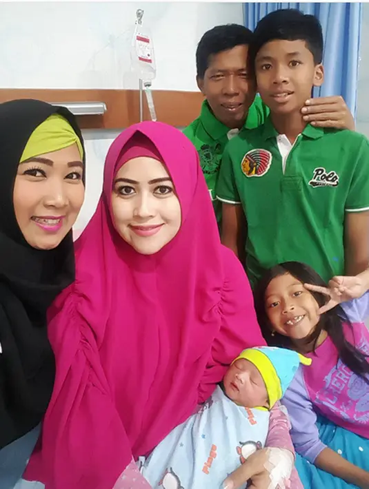 Keceriaan begitu terlihat keluarga ini menyambut datangnya anggota keluarga baru. Senyum ceria Rifky Arnanda Delta dan Meisya Ardinda Delta menyambut adiknya, begitu juga sang istri yang duduk dibelakangnya. (Instagram/meggykiwil)