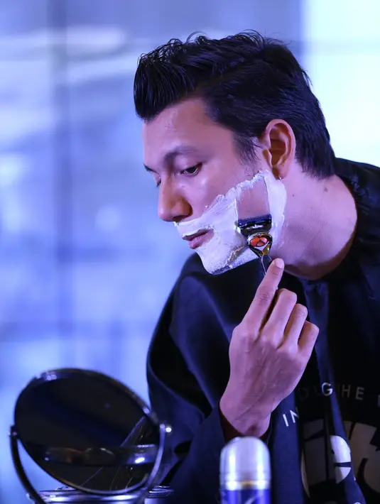 'Setiap hari sebisa mungkin clean, sejak punya anak saya biasanya cukur di pagi hari, Titi sukanya clean', papar Christian. (Galih W. Satria/Bintang.com)