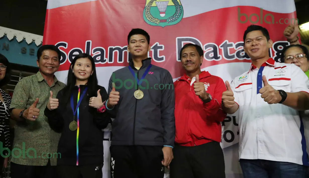 Praveen Jordan dan Debby Susanto mendapat sambutan dari berbagai pihak usai menjuarai All England saat tiba di Bandara Soekarno-Hatta, Rabu (16/3/2016). (Bola.com/Nicklas Hanoatubun)