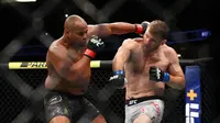 Daniel Cormier kehilangan sabuk juara kelas berat setelah dikalahkan Stipe Miocic pada UFC 241 di Anaheim, California, Sabtu (17/8/2019). (AFP/Joe Scarnici)