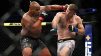 Daniel Cormier kehilangan sabuk juara kelas berat setelah dikalahkan Stipe Miocic pada UFC 241 di Anaheim, California, Sabtu (17/8/2019). (AFP/Joe Scarnici)