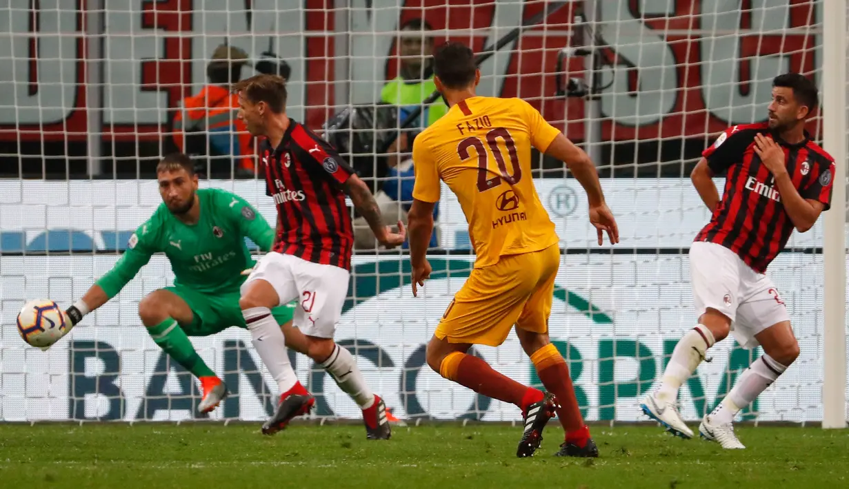 Pemain Roma, Federico Fazio mencetak gol ke gawang AC Milan dalam Serie A Italia di Stadion San Siro, Milan, Jumat (31/8). AS Roma melalui gol Federico Fazio sempat menyamakan kedudukan 1-1 pada menit ke-59. (AP Photo/Antonio Calanni)