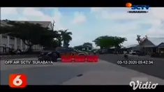 Setelah dikonfirmasi satu orang siswa terpapar Covid-19, SDN Gunung Sekar 1 Sampang, Jawa Timur, terpaksa kembali ditutup dan menerapkan pembelajaran daring. Petugas Gabungan Polres Sampang langsung melakukan penyemprotan disinfektan.