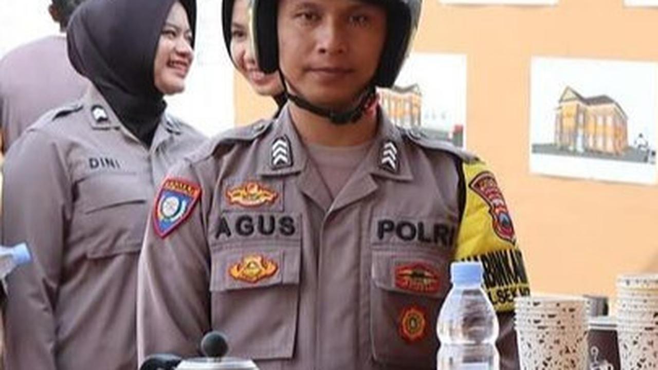 Ngopi Gratis sambil Kongkow di Motor Dinas, Aksi Pak Bhabin Tampung Curhatan Warganya Ini Banjir Pujian