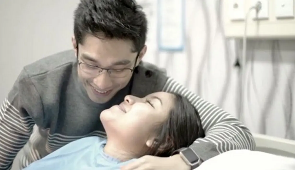 Menurut pemilik akun diafotografer yang mengabadikan proses kelahiran Zivanna Letisha, Putri Indonesia 2008 itu sangat beruntung memiliki suami, Arga yang setia menemani. Saat kontraksi sang saumi malah ngajak bercanda. (Instagram/zivannaletisha)