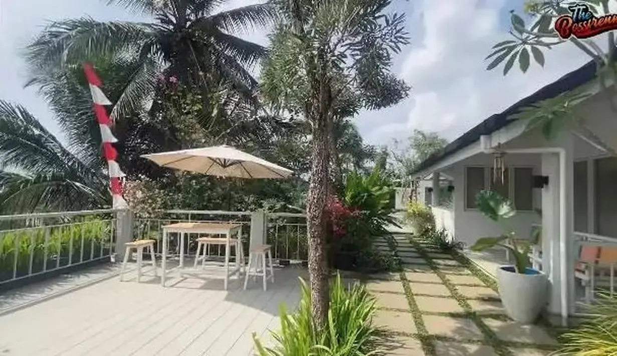 Di rumah tersebut juga ada spot bersantai, dimana ketika berada di sini langsung akan disuguhi pemandangan hamparan sawah yang terbentang hijau. (YouTube/VaLent Fun)