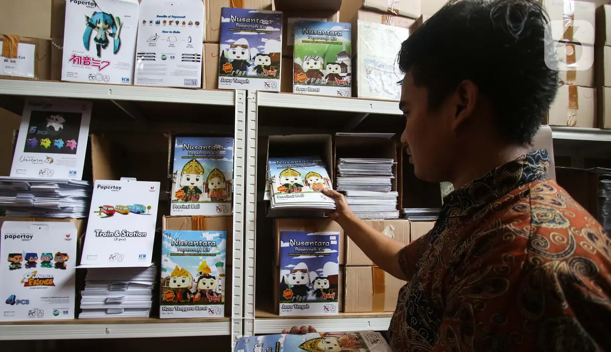 Harga tiap kemasan dari rancang bangun model kertas atau papercraft dijual mulai dari Rp 50.000 hingga Rp 300.000. (Liputan6.com/Angga Yuniar)