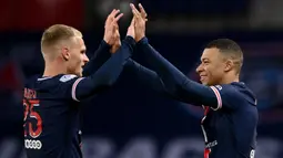 Pemain PSG, Mitchel Bakker melakukan tos dengan rekannya Kylian Mbappe saat merayakan gol ke gawang Nimes Olympique pada laga lanjutan Ligue1 2020/2021 di Parc des Princes Stadium, Paris, Prancis, 3 Februari 2021. (AFP/Franck Fife)