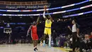 Pebasket Los Angeles Lakers, LeBron James melakukan lemparan three poin dibayangi pebasket New Orleans Pelicans, Zion Williamson untuk mencetak 50.002 poin dalam sejarah NBA di Crypto Arena, Los Angeles, Rabu (05/03/2025) pagi WIB. (AFP/Getty Images/Ronald Martinez)