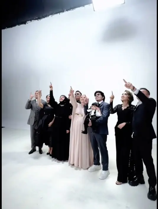 Pasalnya, Atta dan Aurel mengandeng ketiga ayah dan ketiga ibunya. Momen saat menjalani pemotretan. Atta dan Aurel potret bersama enam orang tuanya. [Instagram/attahalilintar]