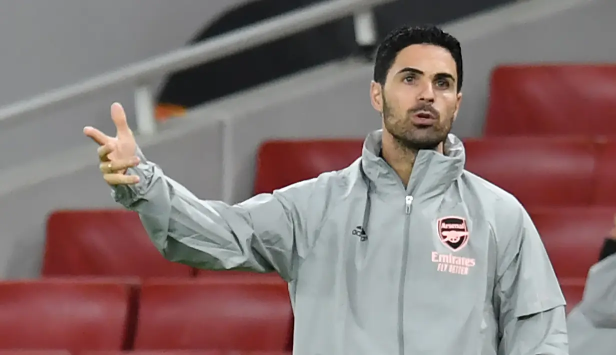Pelatih Arsenal, Mikel Arteta, memberikan arahan kepada pemainnya saat menghadapi Dundalk pada laga lanjutan Liga Europa 2020/2021 di Emirates Stadium, Jumat (30/10/2020) dini hari WIB. Arsenal menang 3-0 atas Dundalk. (AFP/Glyn Kirk)