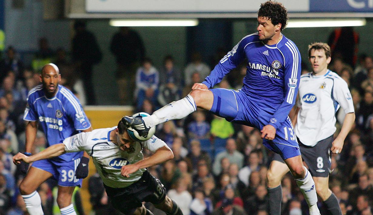 Gelandang Chelsea, Michael Ballack (kanan) berebut bola dengan bek Wigan, Paul Scharner pada laga Liga Inggris 2007/2008 di Stamford Bridge, London (14/4/2008). Michael Ballack yang didatangkan Chelsea dari Bayern Munchen pada awal musim 2006/2007 dengan status bebas transfer, akhirnya juga dilepas gratis ke Bayer Leverkusen pada awal musim 2010/2011. Selama 4 musim membela The Blues ia total bermain dalam 167 laga di semua ajang dengan torehan 25 gol dan 22 assist. (AFP/Glyn Kirk)