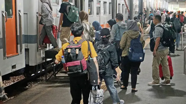 KA Blambangan Ekspres menjadi kereta api dengan rute perjalanan terpanjang di Indonesia dengan panjang rute 1.031 km menghubungkan Jakarta hingga Ketapang, Banyuwangi