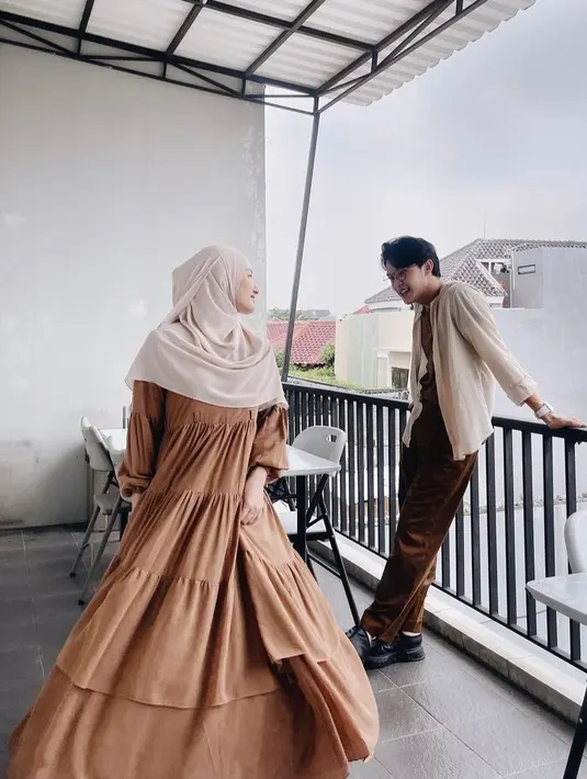 Seperti inilah potret mesra Dinda Hauw dan Rey Mbayang . Tak heran jika netizen menobatkan mereka sebagai pasangan yang cocok [instagram/dindahauw]