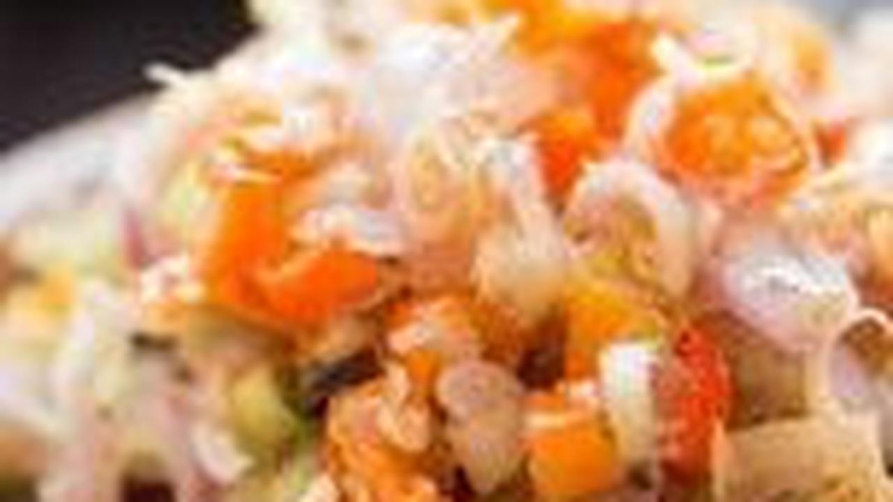 Sambal matah :<br>- 150 gr Bawang merah<br>- 7 buah Cabe rawit merah<br>- 2 batang Sereh bagian putih<br>- 7 lembar Daun jeruk iris tipis buang tengah<br>- 2 gr Terasi / 1 blok kecil terasi bakar<br>- 50 ml Minyak goreng<br>- 1/2 sdt Garam<br>- 1 sdt Gula
