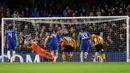 Kiper Chelsea Willy Caballero menepis bola dari tendangan pemain Hull City David Mayler saat pertandingan Piala FA Inggris di stadion Stamford Bridge di London (16/2). (AP Photo / Alastair Grant )