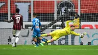 Sukses kiper AC Milan, Gianluigi Donnarumma mencetak clean sheet melawan Napoli secara tak langsung membantu Juventus kokoh di puncak klasemen. (MIGUEL MEDINA / AFP)