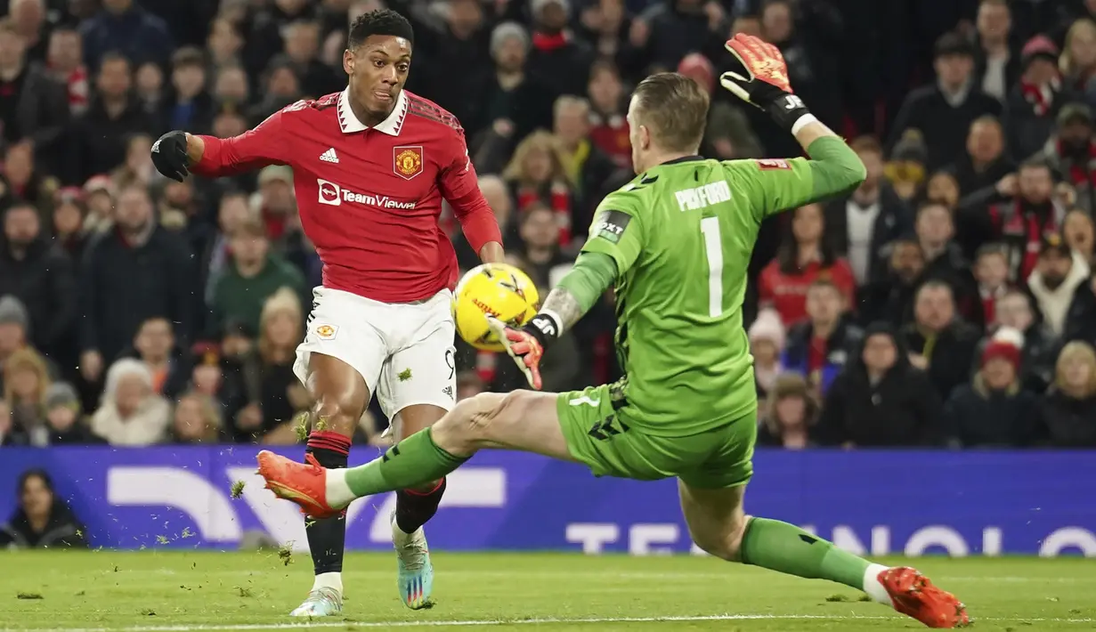 <p>Penjaga gawang Everton, Jordan Pickford melakukan penyelamatan dari tendangan penyerang Manchester United, Anthony Martial pada laga putaran ketiga Piala FA di Old Trafford di Manchester, Inggris, Sabtu (7/1/2023). Manchester United menang atas Everton dengan skor 3-1. (AP Photo/Dave Thompson)</p>
