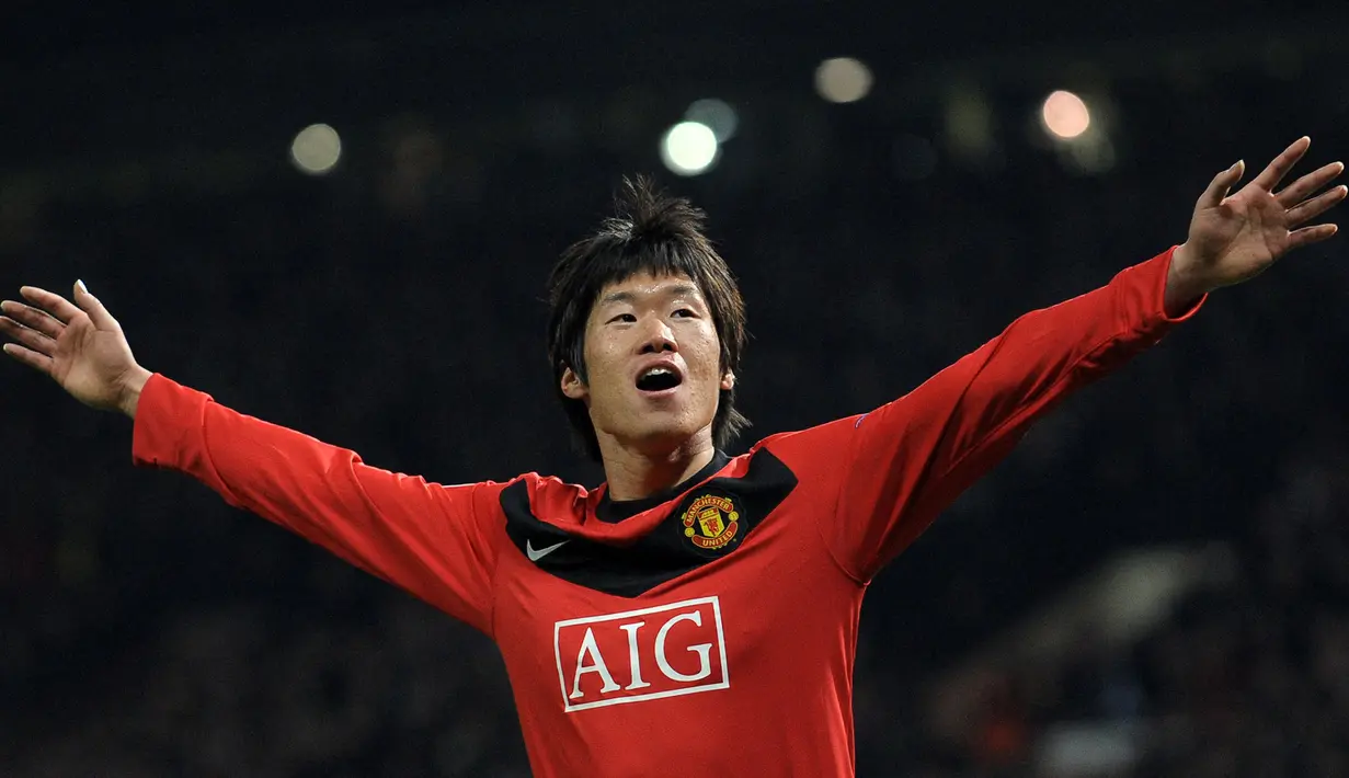 Park Ji Sung merupakan pemain Asia dengan koleksi trofi terbanyak di Eropa bersama MU. Sebelumnya, pemain Korea Selatan tersebut sukses memenangkan dua trofi bersama PSV Eindhoven pada musim 2004/2005 dan masuk dalam nominasi Ballon d'Or di akhir tahun. (AFP/Andrew Yates)