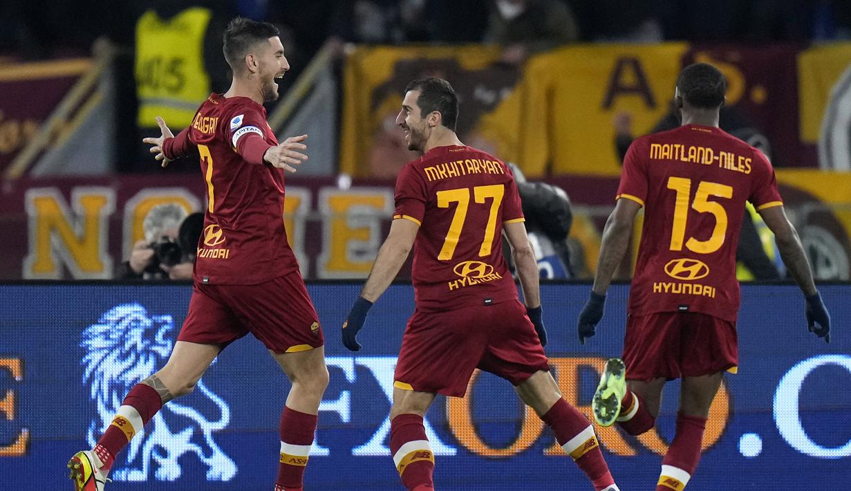 AS Roma kembali menjauh dengan mencetak gol ketiga pada menit ke-53. Kali ini giliran Lorenzo Pellegrini yang mencatatkan namanya di papan skor usai tendangan bebasnya bersarang telak di pojok kanan gawang Juventus. (AP/Alessandra Tarantino)