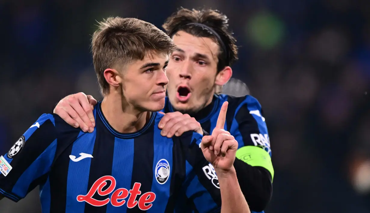 Jelang akhir babak pertama, Atalanta berhasil menyamakan kedudukan lewat gol dari titik putih Charles De Ketelaere pada menit ke-45+2. (Marco BERTORELLO/AFP)