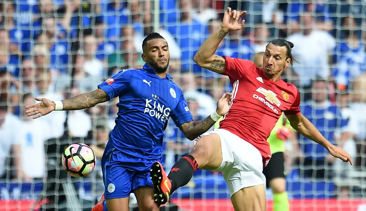 Pemain Leicester City, Danny Simpson (kiri)  menghadang laju Zlatan Ibrahimovic (kanan) pada laga Community Shield di Stadion Wembley, Minggu (7/8/2016).  (EPA/Andy Rain)