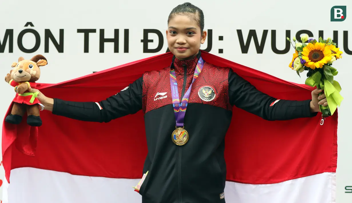 Atlet Wushu Indonesia, Alisya Mellynar berhasil meraih medali emas dalam cabang olahraga Wushu nomor Taolu Tajiquan Wanita SEA Games 2021 yang berlangsung di Cau Giay Gymnasium, Hanoi, Sabtu (14/5/2022). Juri memberikan skor 9,71 untuk performa apiknya. (Bola.com/Ikhwan Yanuar)