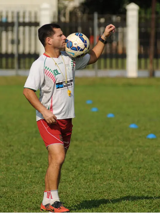 Salah satu gaya pelatih Persipura, Oswaldo Lessa saat mengisi waktu dengan memainkan bola di Lapangan C Senayan, Jakarta, (5/5/2015). Latihan tersebut persiapan jelang AFC 2015 di Bengaluru, India, 12 Mei mendatang. (Liputan6.com/Helmi Fithriansyah)