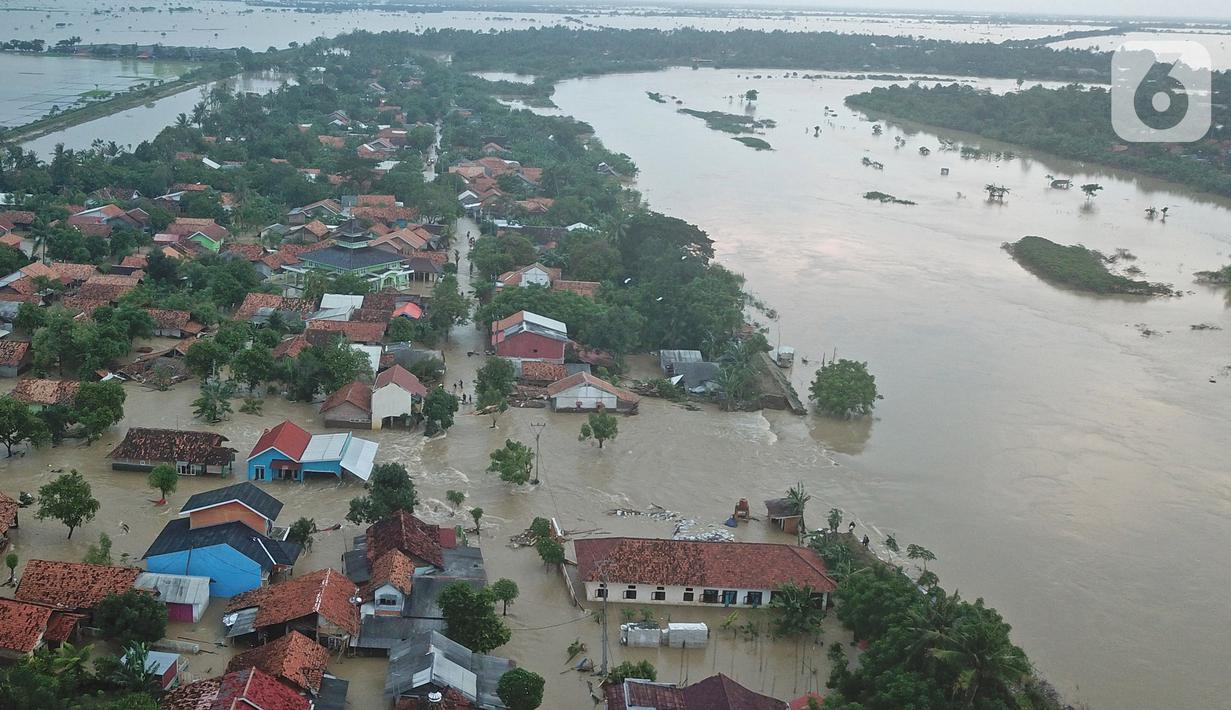 Foto udara tanggul jebol di Desa Sumberurip, Pebayuran, Kabupaten Bekasi, Jawa Barat, Senin (22/2/2021). Banjir akibat luapan sungai Citarum mengakibatkan 5 Desa terisolir selama tiga hari akibat tanggul sungai Citarum jebol. (Liputan6.com/Herman Zakharia)
