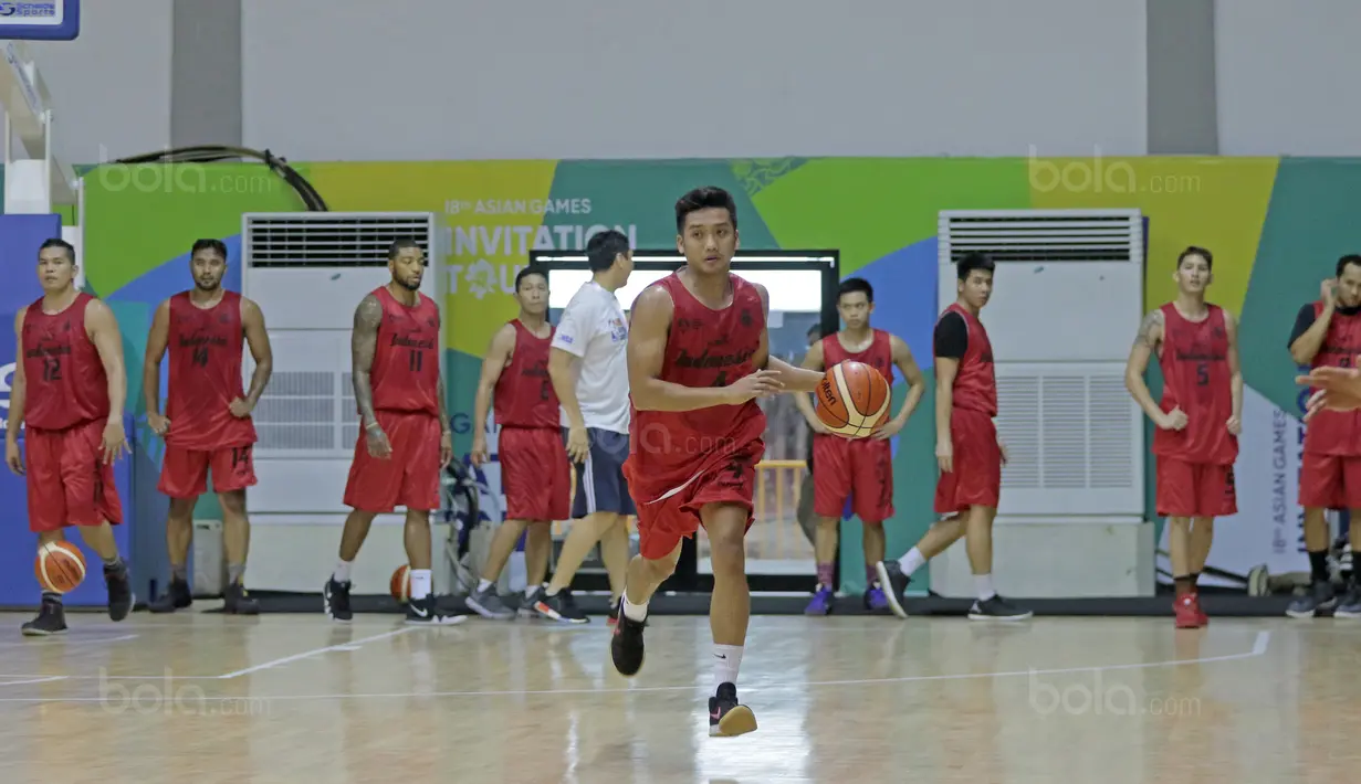 Pemain Timnas Basket Indonesia, espati menggiring bola pada sesi latihan jelang test event Asian Games 2018 di Hall A Senayan, Jakarta, Rabu (7/2/2018). Test Event ini berlangsung pada 8-12 February 2018. (Bola.com/Nicklas Hanoatubun)