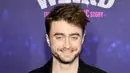 Daniel Radcliffe berpose sambil tersenyum saat menghadiri pemutaran perdana film "Weird: The Al Yankovic Story" di Alamo Drafthouse Cinema Downtown Brooklyn di New York pada Selasa, 1 November 2022. Radcliffe melanjutkan dengan tema hitam, mengenakan sepasang sepatu untuk acara tersebut. (Theo Wargo/Getty Images/AFP)