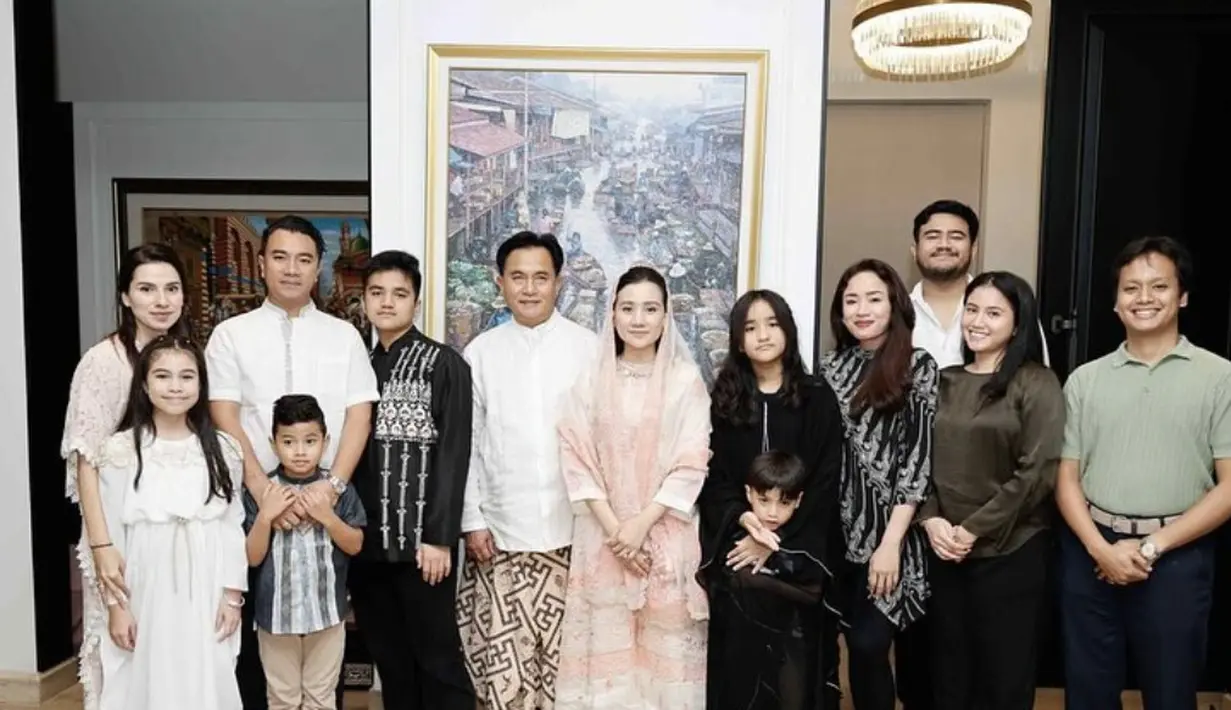 Pada kesempatan ini, nuansa warna cerah pada pakaian memegang peran penting untuk tampilan yang terlihat begitu fresh. [Foto: Instagram/ Yusril Ihza Mahendra]