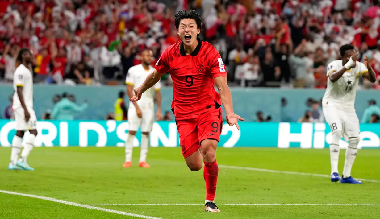 Pemain Korea Selatan Cho Gue-sung melakukan selebrasi usai mencetak gol ke gawang Ghana pada pertandingan sepak bola Grup H Piala Dunia 2022 di Stadion Education City, Al Rayyan, Qatar, 28 November 2022. Ghana mengalahkan Korea Selatan dengan skor 3-2. (AP Photo/Lee Jin-man)