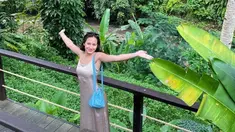 Inilah potret pemain film Tenggelamnya Kapal Van Der Wijck saat berada di tengah wisata belantara hutan. Kendati demikian Pevita Pearce selalu tampil menawan. (Liputan6.com/IG/pevitapearce)