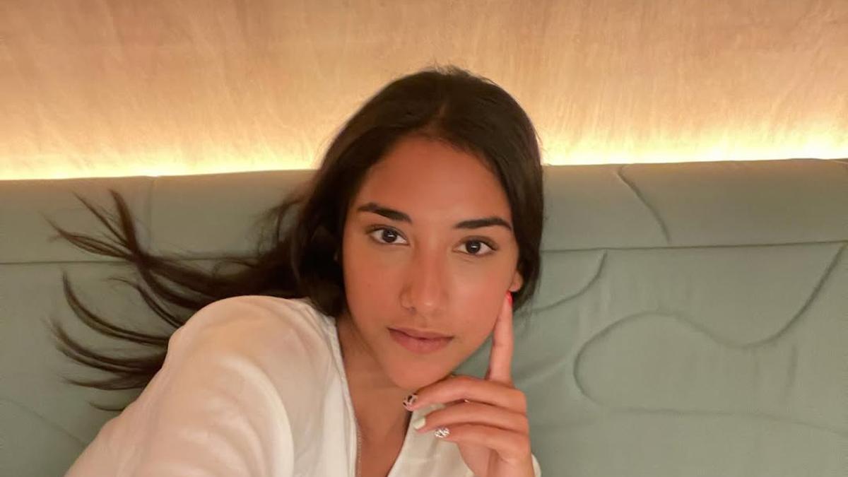 Potret Sabrina Alatas dengan Rambut Terurai, Gaya Natural yang Memesona