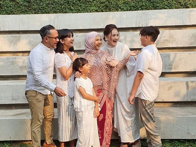 Kandas Dari Wafda Kesha Ratuliu Tunangan Dan Bikin Bahagia Mona Ratuliu News Entertainment Fimela Com