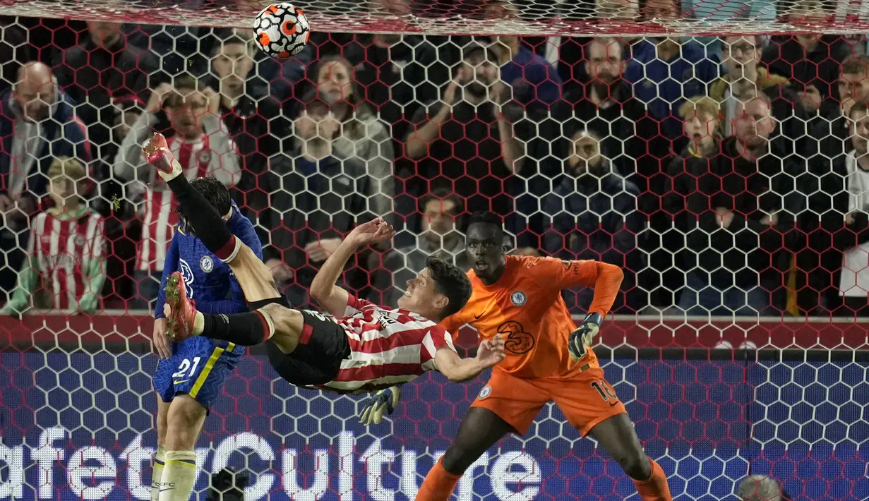 Gelandang Brentford Christian Norgaard mencoba mencetak gol dengan tendangan overhead ke gawang Chelsea pada matchday kedelapan Liga Inggris di Brentford Community Stadium, Sabtu (16/10/2021) malam WIB. Chelsea menang 1-0 lewat gol Ben Chilwell. (AP Photo/Matt Dunham)