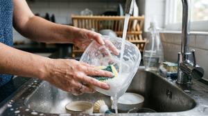 7 Cara Menghilangkan Bau Makanan dari Wadah Plastik, Mudah dengan Bahan Rumahan