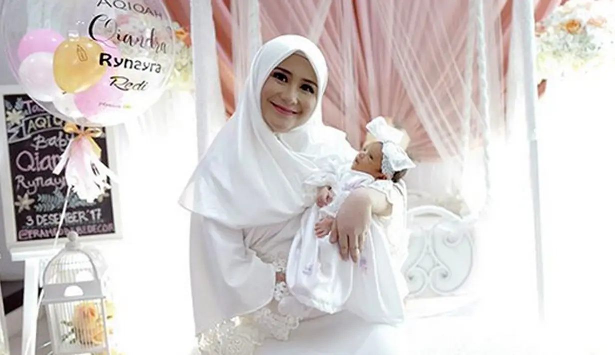 Preseter sepakbola ini mengaku berubah protektif pada buah hatinya. Ia juga tak segan memarahi sang istri bila salah dalam menyusui. (Instagram/ryana_dea)